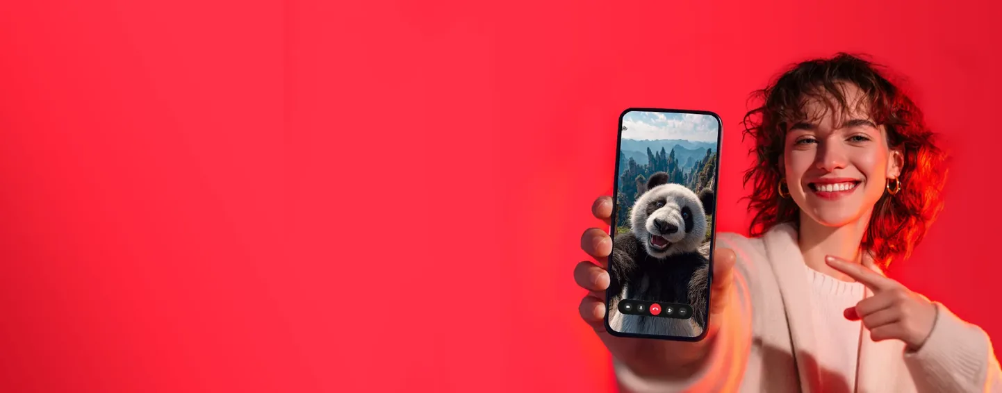Cliente PandaMovil sonriendo con su celular